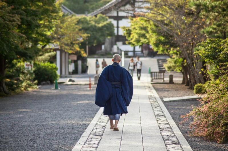 お坊さんの後ろ姿