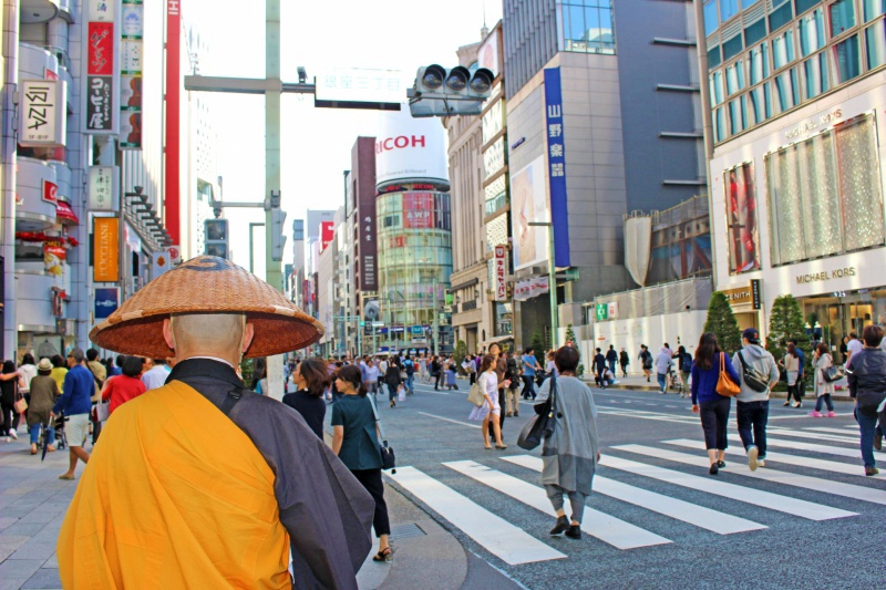 街を歩くお坊さん